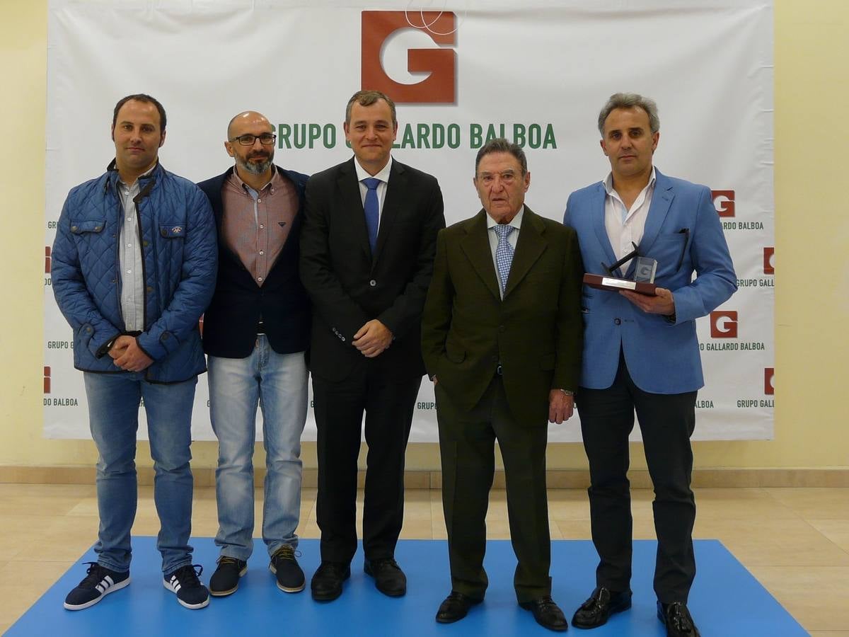 El empresario jerezano, Alfonso Gallardo y el gerente del Grupo Gallardo Balbao, con los responsables de la empresa IT-Corte, ganadora del I Premio Joven Emprendedor de la Fundación Alfonso Gallardo.
