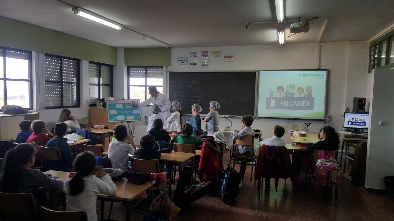 Escolares del Colegio El Rodeo participando en la actividad.