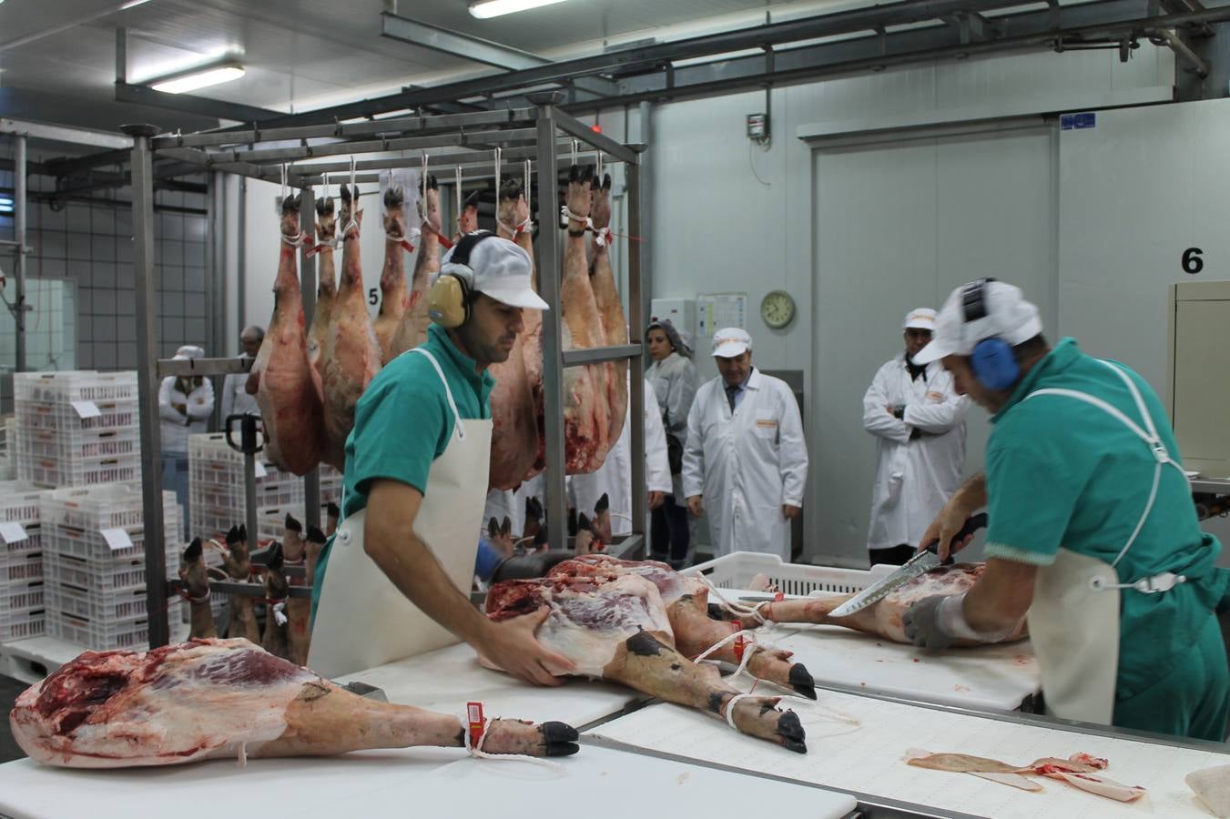 Sala de despiece en las instalaciones de Montesano en Jerez de los Caballeros.