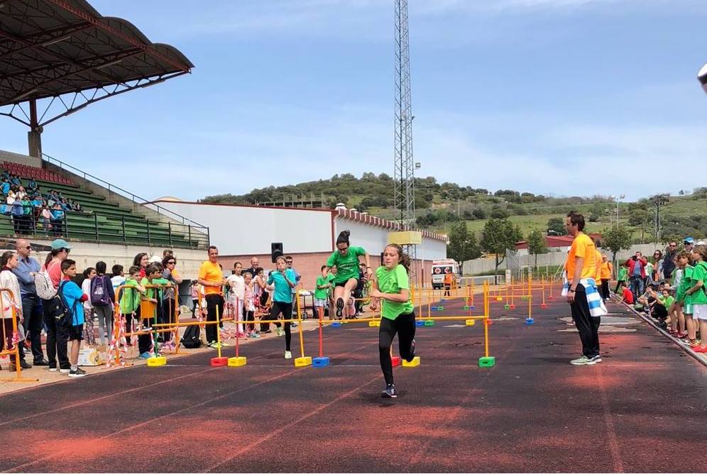 Los escolares han participado en distintas pruebas de atletismo.