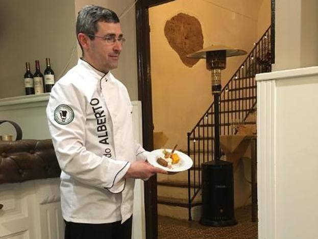Alberto Cumplido muestra un surtido de sus postres.