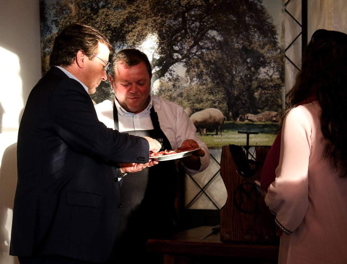 Fernández Vara en uno de los stands del Salón del Jamón Ibérico.M.P. Romero.