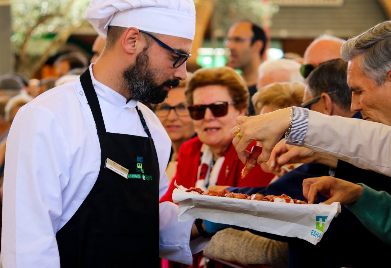El público disfrutó degustando las distintas propuestas elaboradas por los alumnos de la Escuela de Hostelería y Agroturismo de Extremadura.