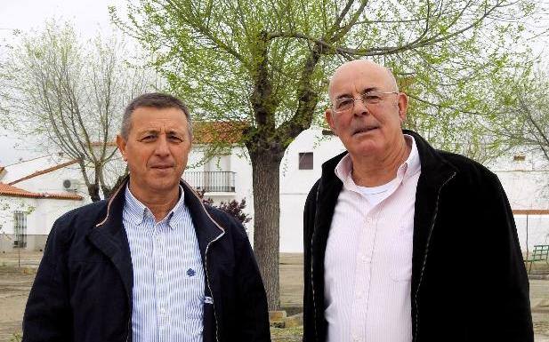Rafael Barrena y Francisco Rico, en una plaza de La Bazana.