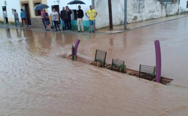 Alcantarilla levantada en una calle de Guareña.