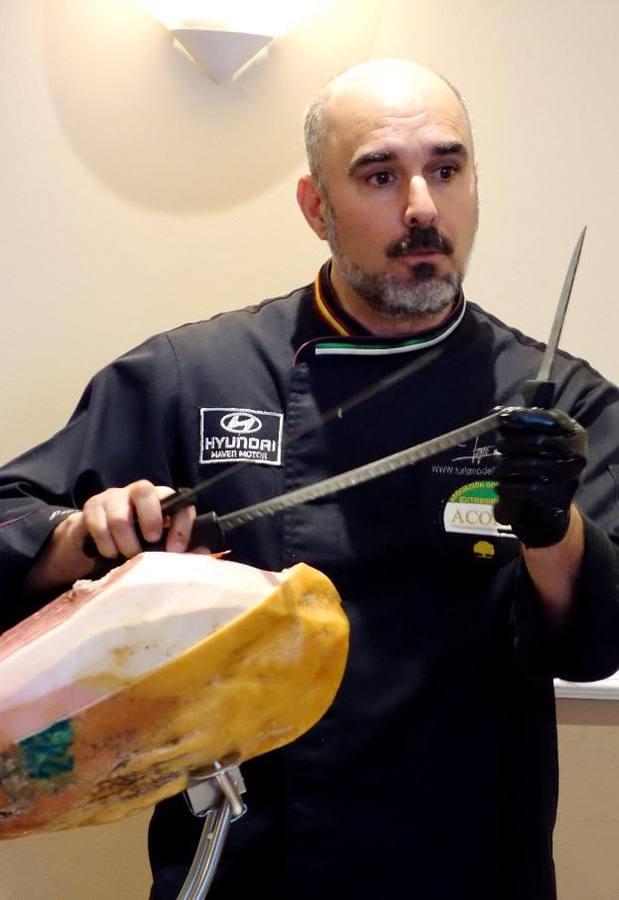 Pepe Alba cortando un jamón ibérico de bellota.
