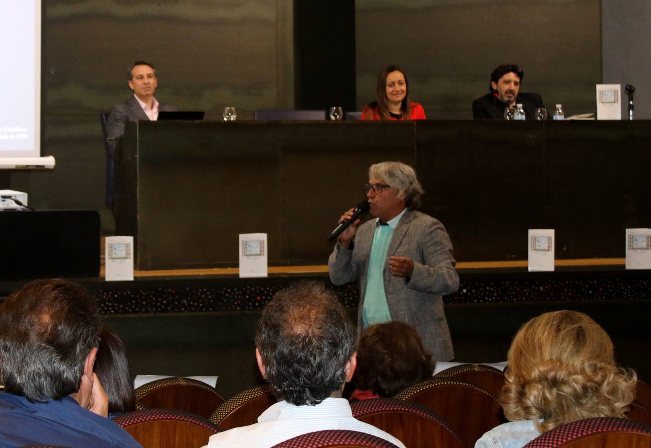 Nando Juglar contando uno de sus cuentos, en la presentación de su libro en Jerez.