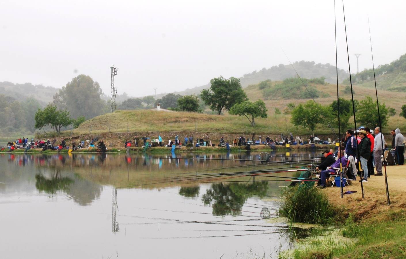 Pescadores durante el Concurso en la Charca de la Albuera, ya por la mañana.P.D.