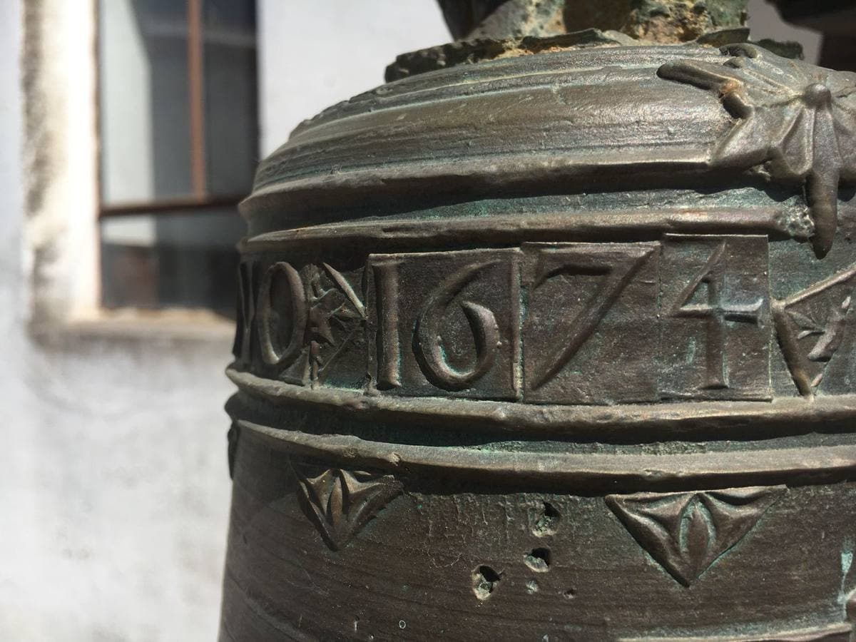 La campana más antigua existente en la Casa de Hermandad de la Vera Cruz.