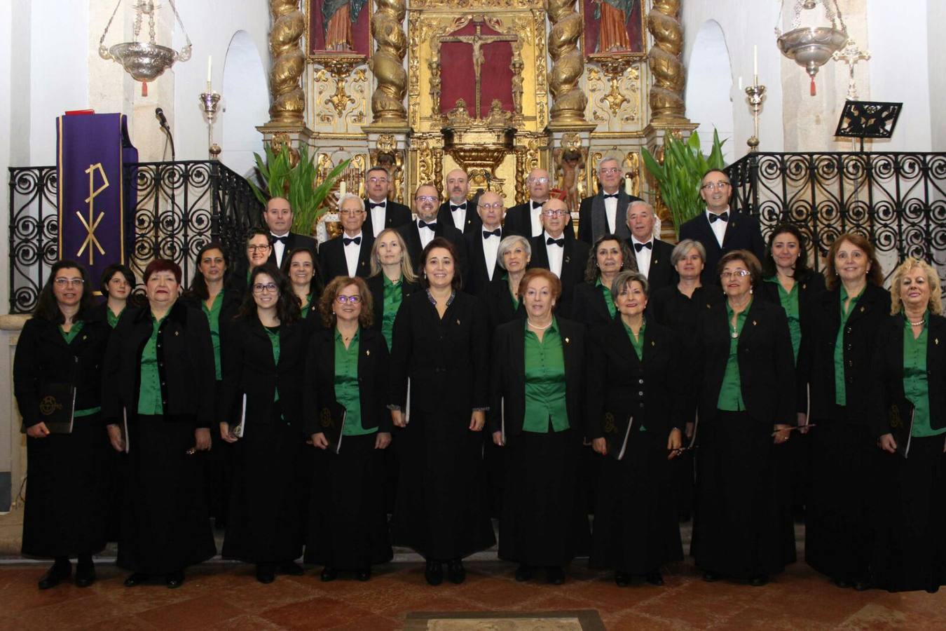 Integrantes de la Coral de la Escuela Municipal de Música de Jerez de los Caballeros que también participa en el encuentro.