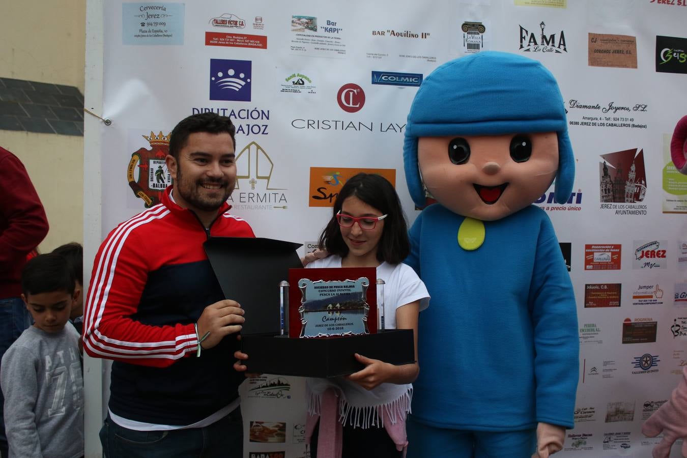Elena Chávez Montalbán con su trofeo junto al concejal de Deportes, José Javier De la Cruz.M.P. Romero.