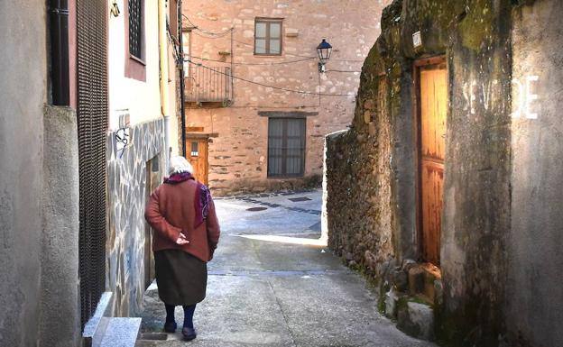 Calle de uno de los pueblos de la comarca de Sierra de Gata.