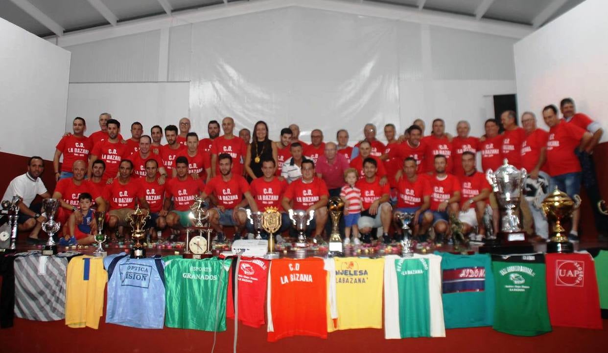 Jugadores que han pasado por el equipo y forman parte de su historia subieron al escenario y fueron protagonistas del acto.