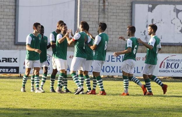 Celebración del Cacereño en la goleada ante el Llerenense.