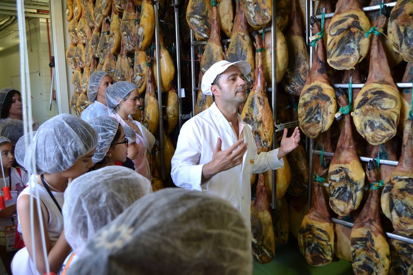En las instalaciones de Montesano Extremadura en Jerez de los Caballeros, escuchando las explicaciones de su director, Cecilio Mangas.
