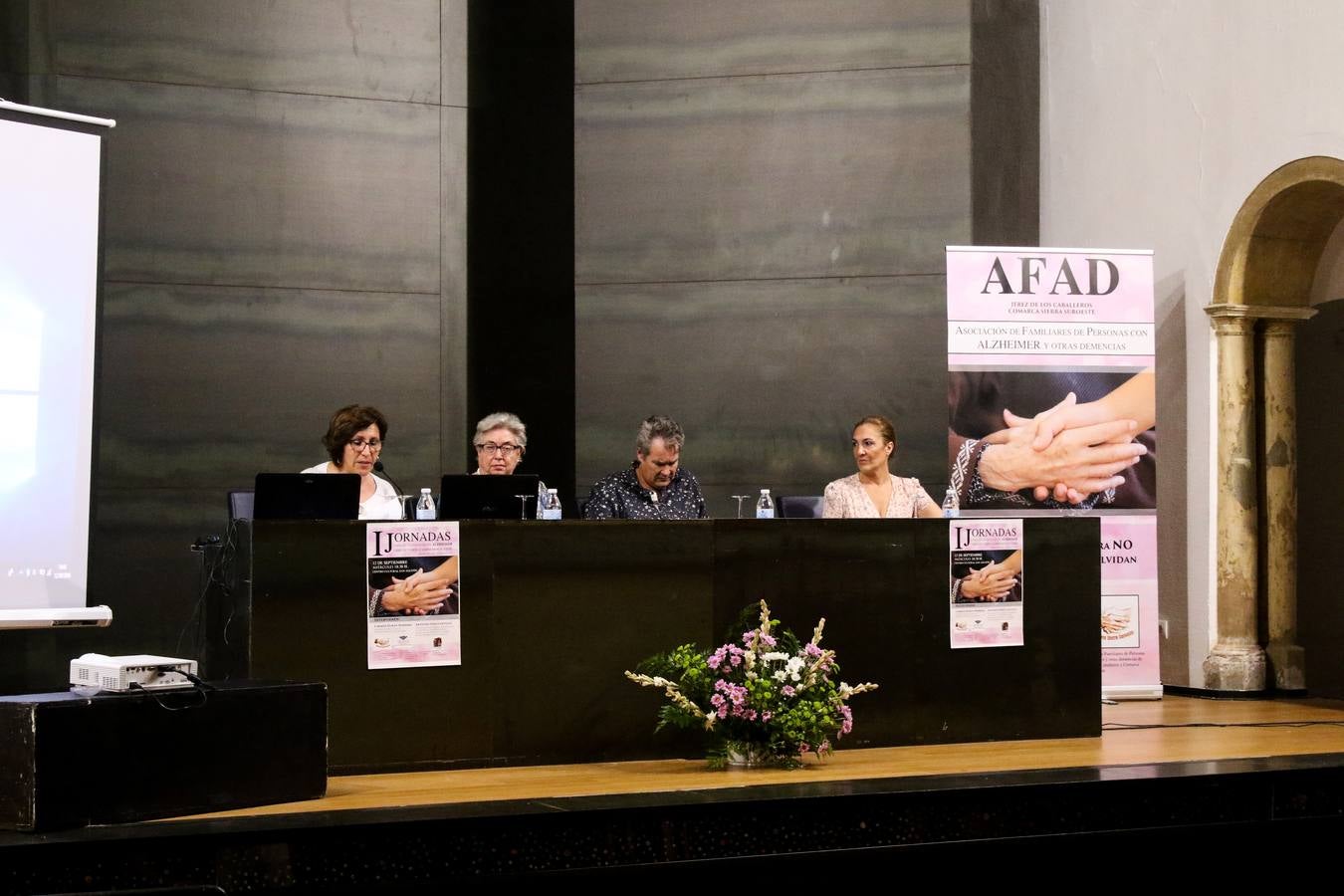 Carmen Durán, Neuróloga, y Antonio Díez, Psicólogo (ambos en el centro de la imagen)