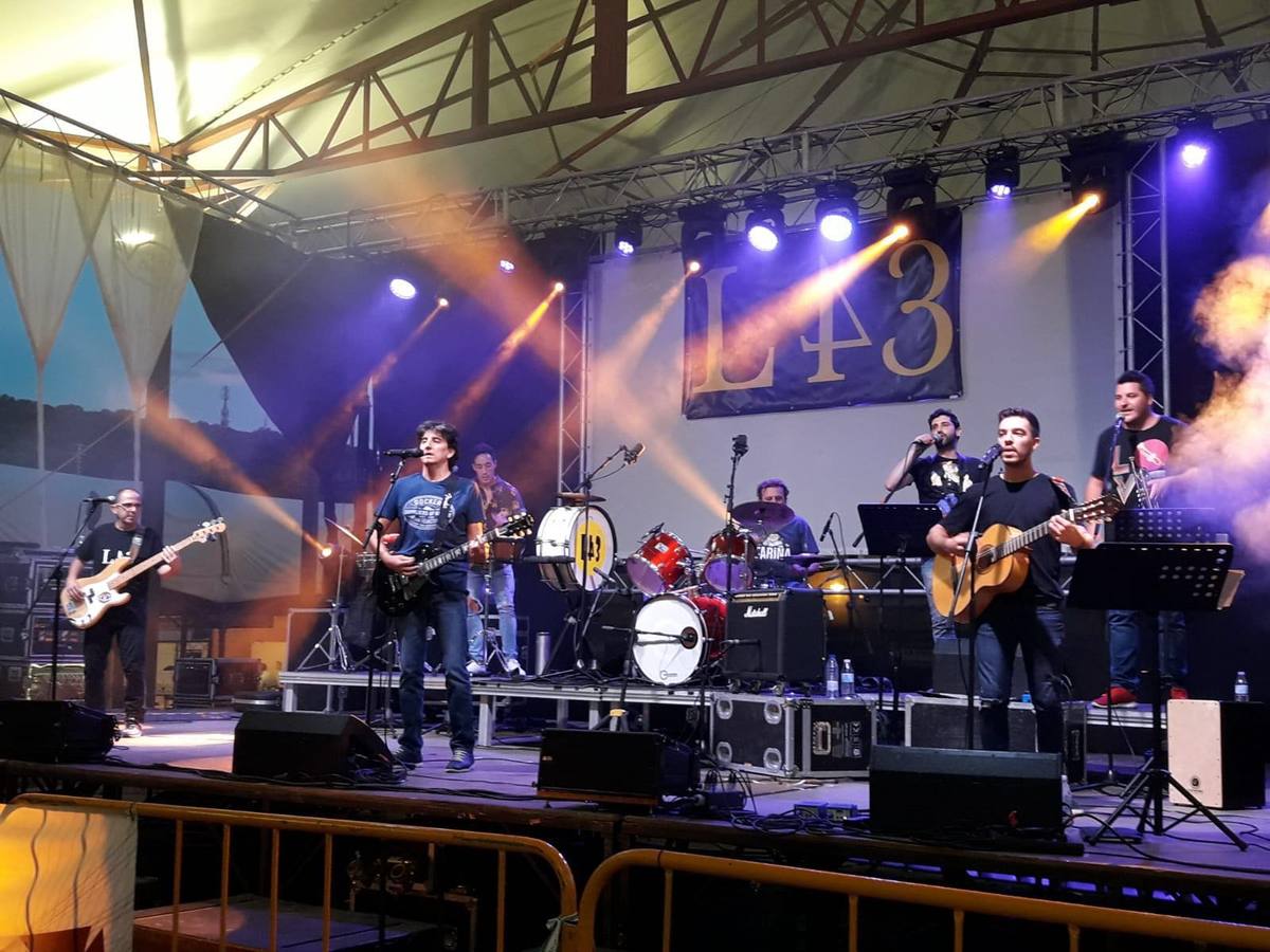 El grupo jerezano Licor 43 puso un excelente broche a esta IV Feria del Comercio y la Artesanía.