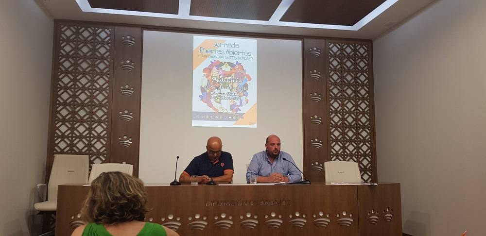 El presidente de la Mancomunidad Sierra Suroeste (derecha) y el gerente de la entidad