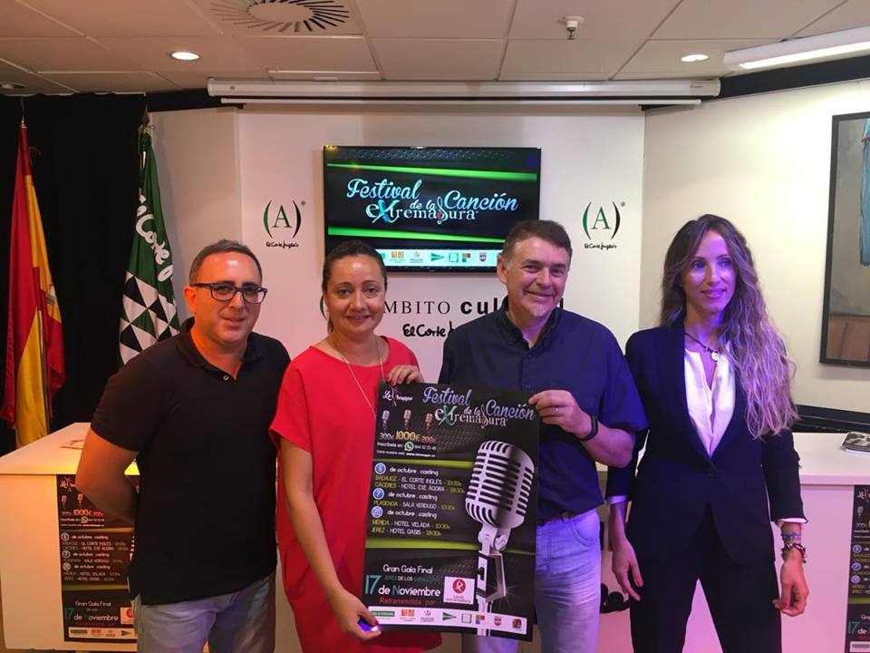 Victoriano Baena, director de 'La Trouppe' junto a la alcaldesa de Jerez, Vrginia Borrallo y el director del Plan de Juventud, Ángel Olmedo, en El Corte Inglés de Badajoz, en la presentación del Festival de la Canción de Extremadura 2018.