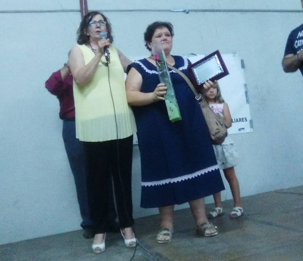Anabel Cordobés recogiendo su placa. 