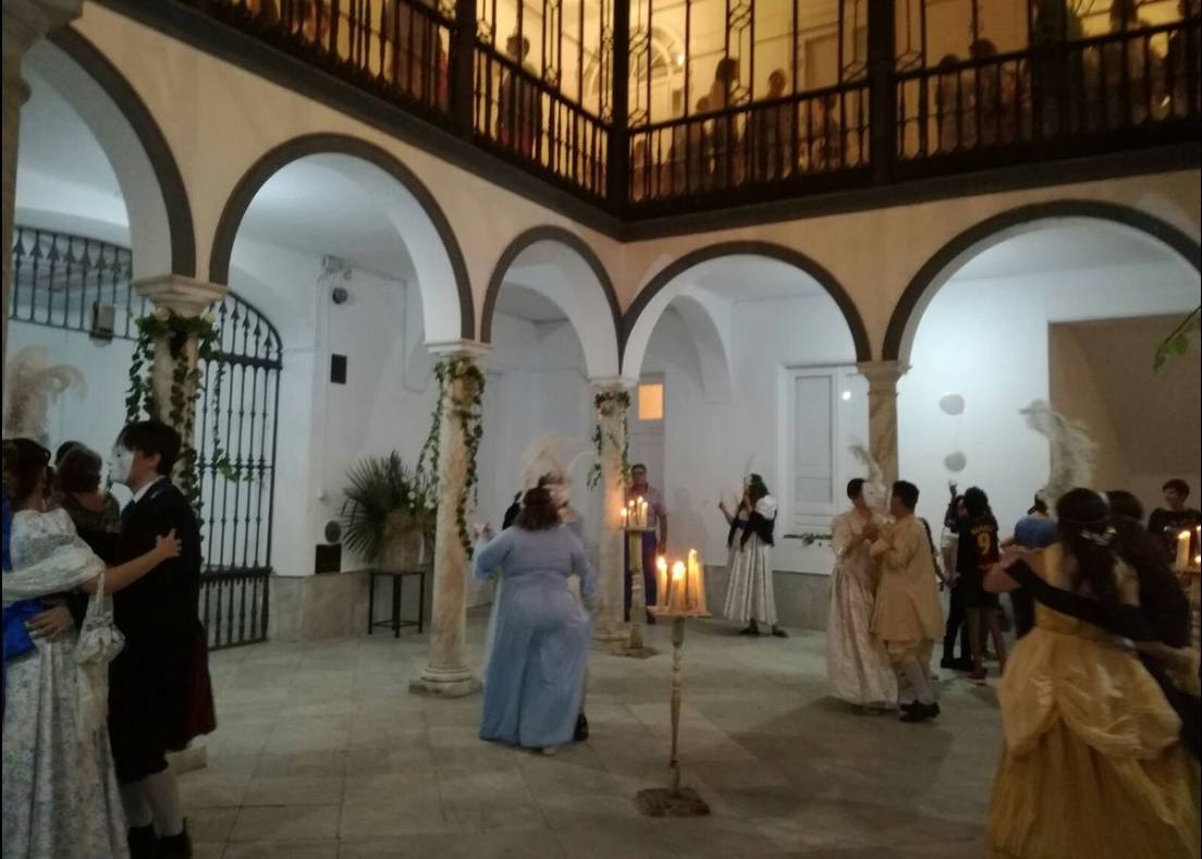 Público visitando el Palacio de 'Los Guzmanes' donde la Asociación del Belén 'Santa 'Angela' recreó un baile. 