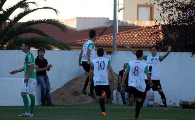 Los jugadores del Jerez celebran el gol de Pardo en Valverde de Leganés.