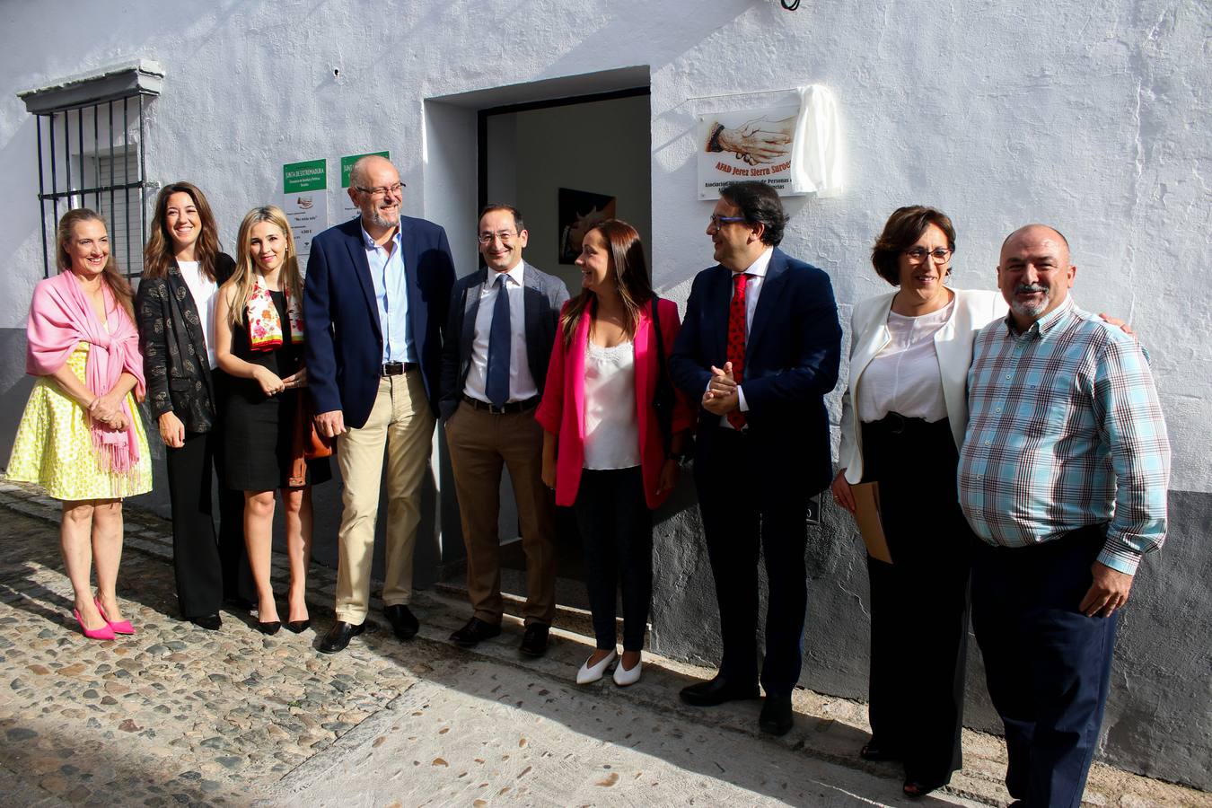 Autoridades, representantes de AFAD Jerez Sierra Suroeste y de la Fundación Alfonso Gallardo junto ante la fachada de la sede.