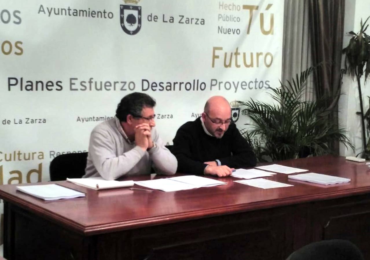 El secretario y el alcalde, durante el Pleno