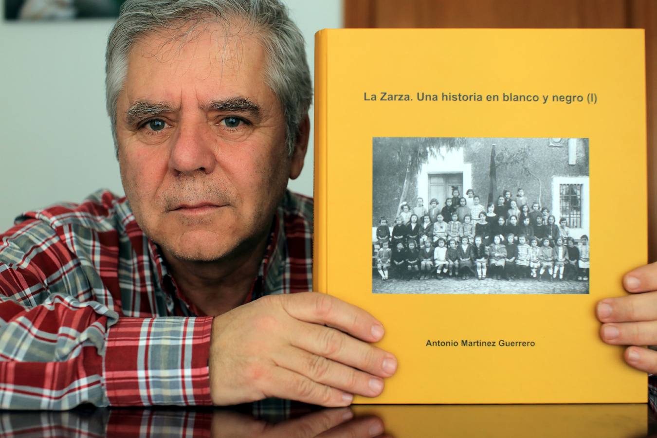 Este viernes se presenta el libro de fotografías 'La Zarza. Una historia en blanco y negro'