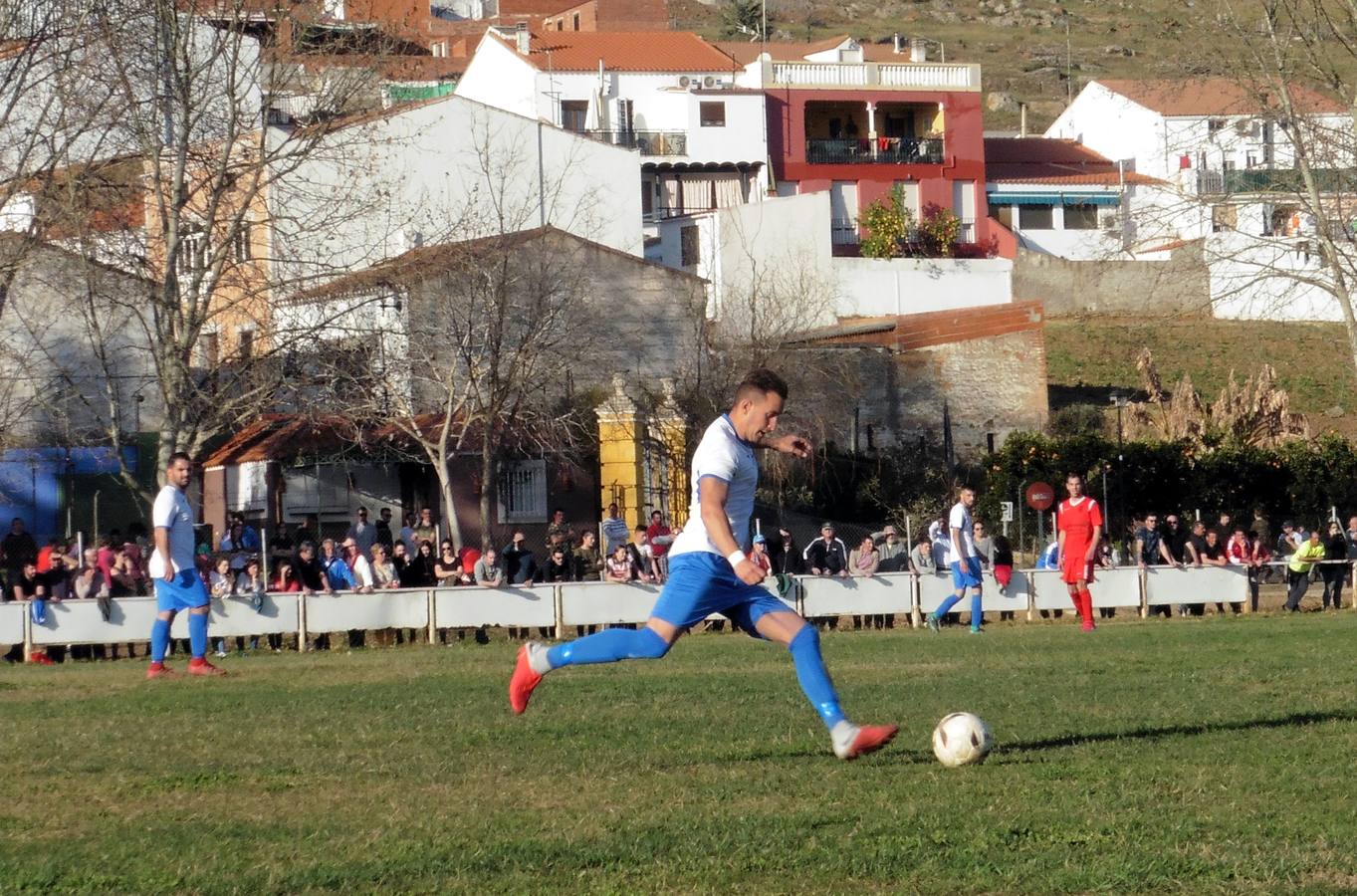 El defensa central, Juan Pedro, golpea un balón