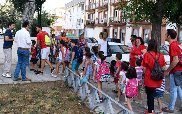 Los alumnos van siempre acompañados de adultos