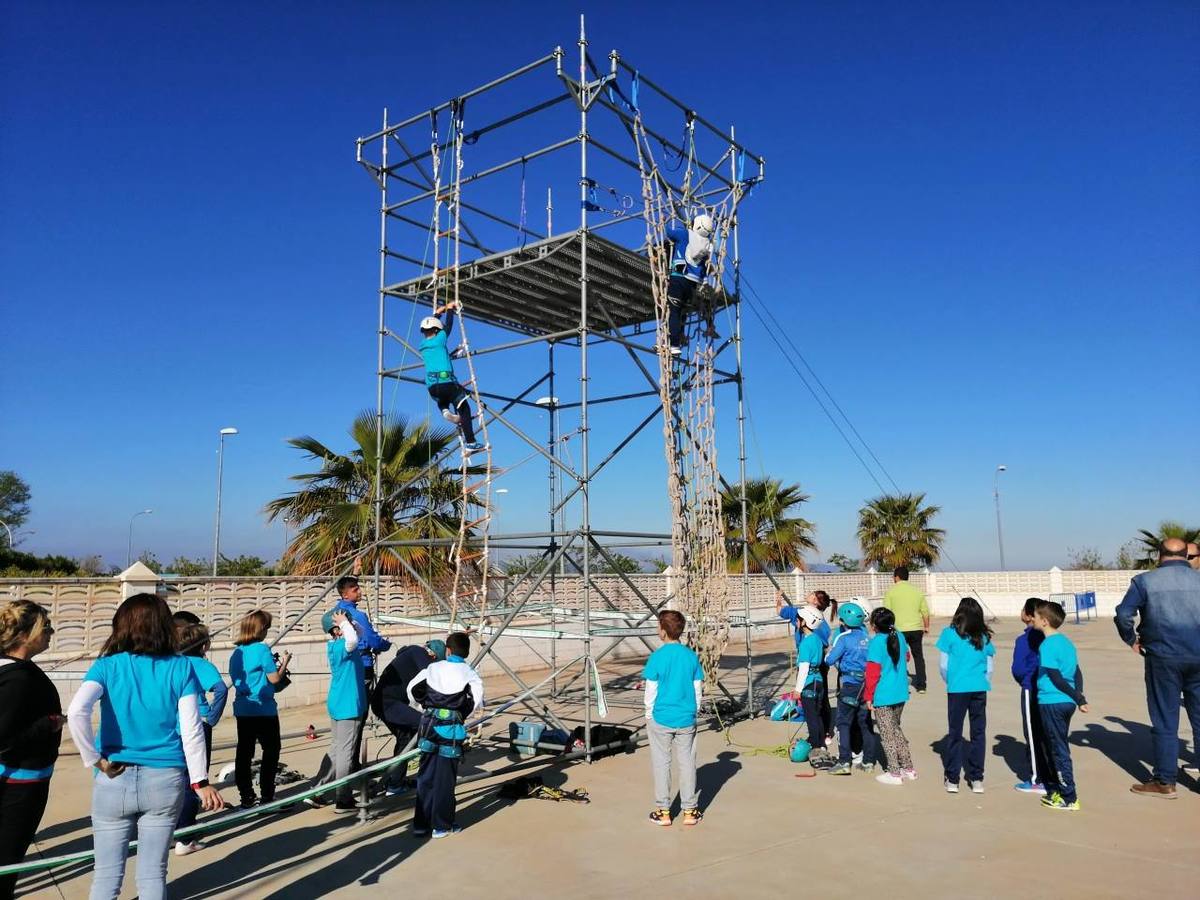 Un grupo de alumnos en la tirolina