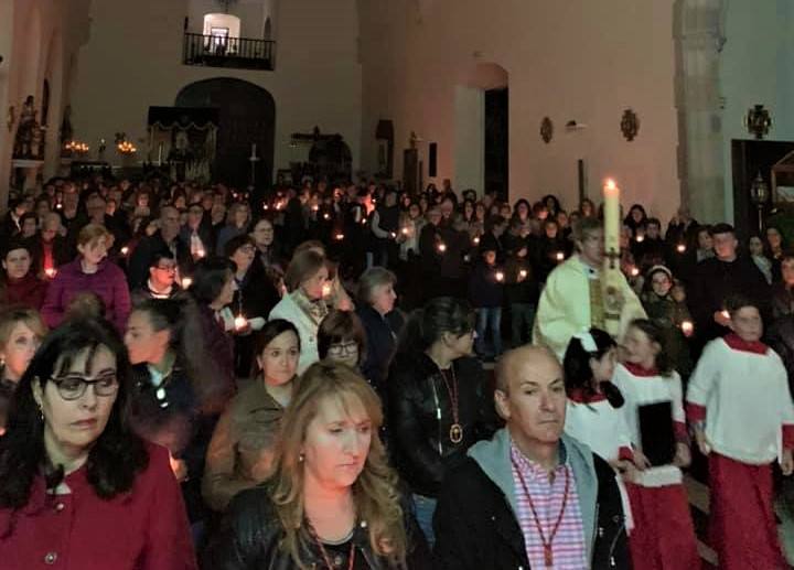 Interior de la iglesia de San Martín durante la celebración de la Vigilia