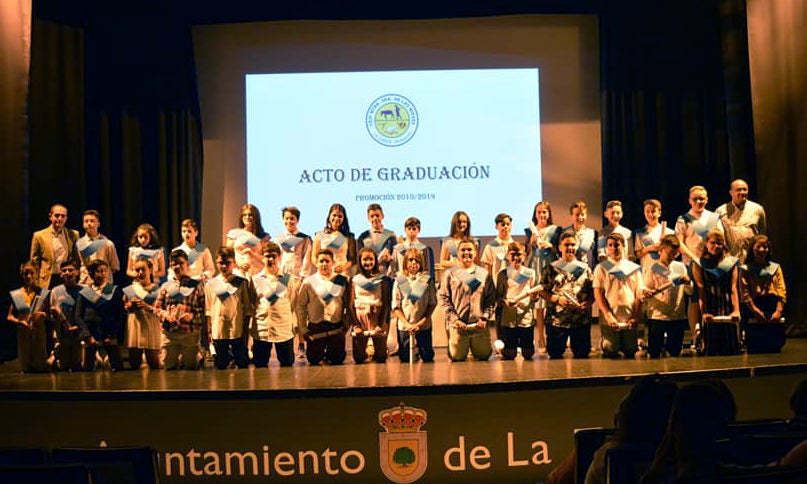 Foto de familia de los recién graduados