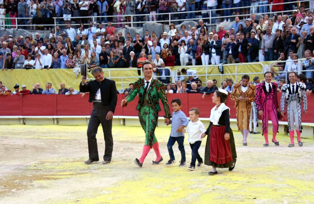 Ángel Pérez, saludando, junto al torero Juan Bautista :: 