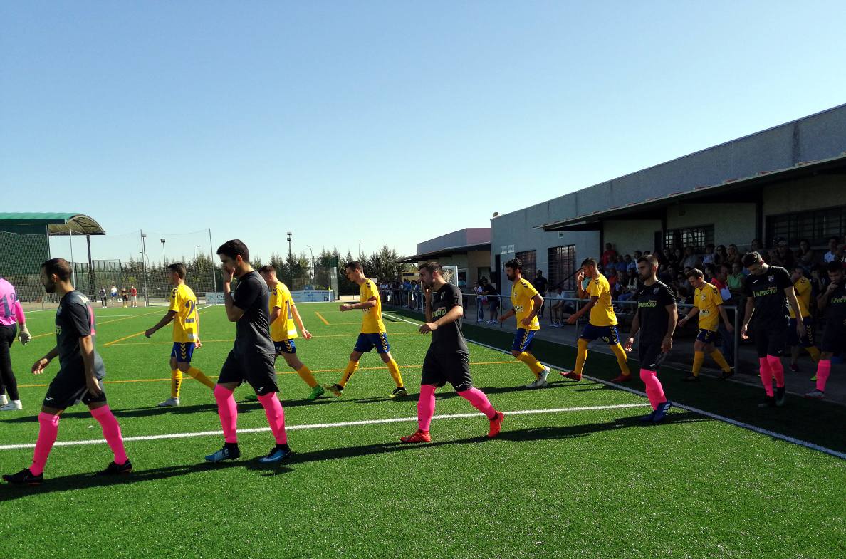 El equipo, de negro y rosa, estrenó equipación el pasado domingo 