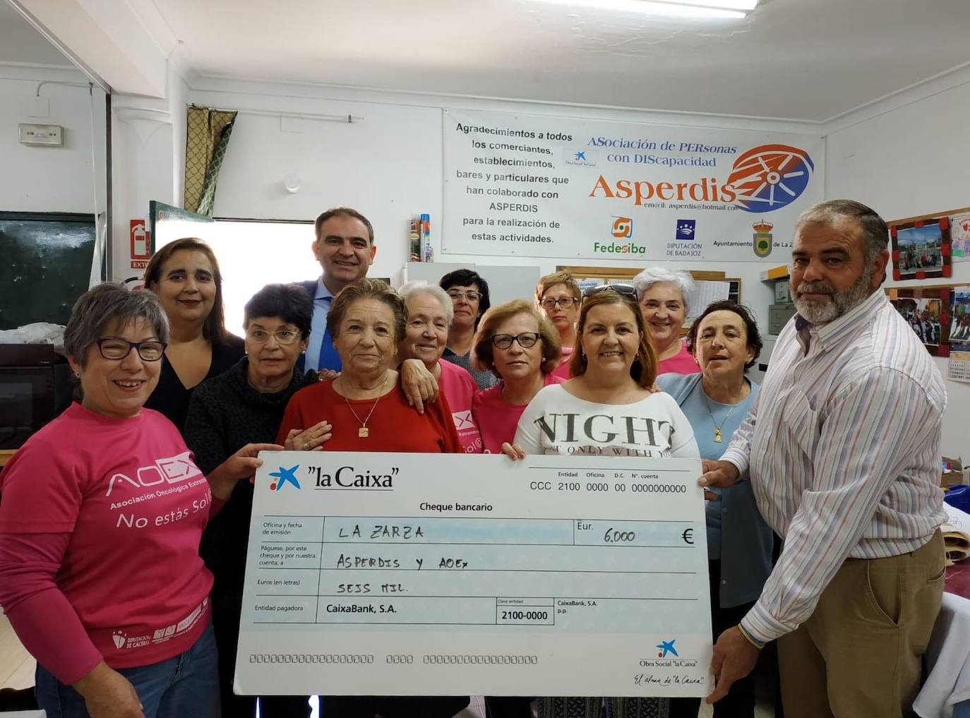 Representantes de colectivo posan con el donativo 