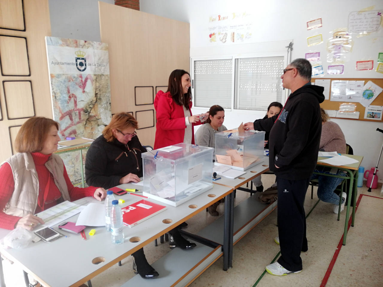 Un vecino ejerce su derecho al voto en el grupo escolar de San Martín 