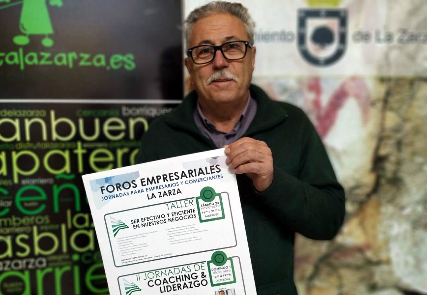 El concejal Juan Moreno, con el cartel anunciador 