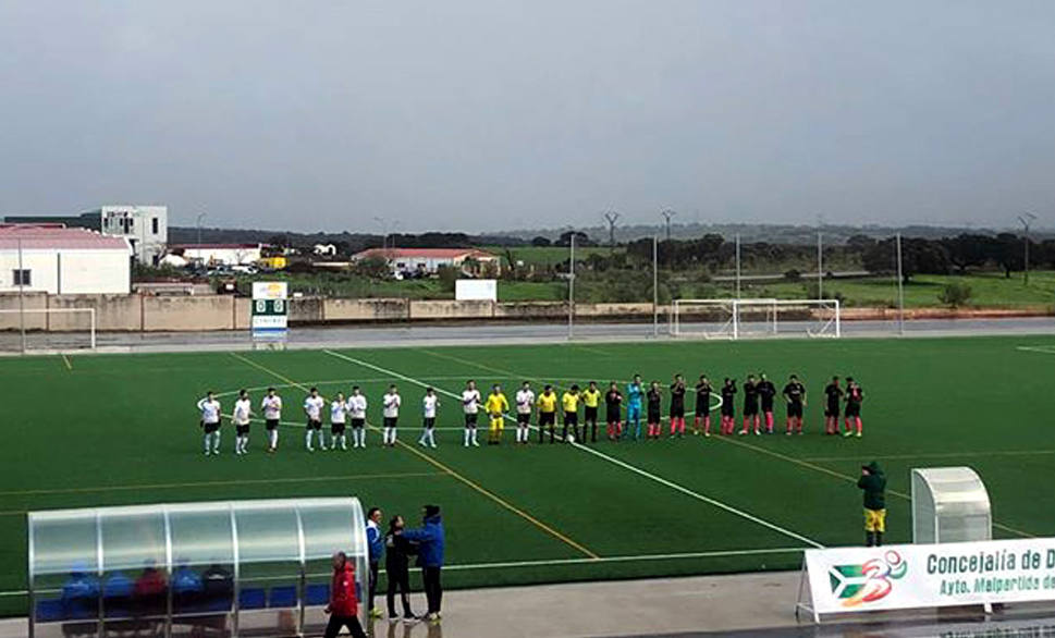 Los jugadores saludan al inicio del partido 