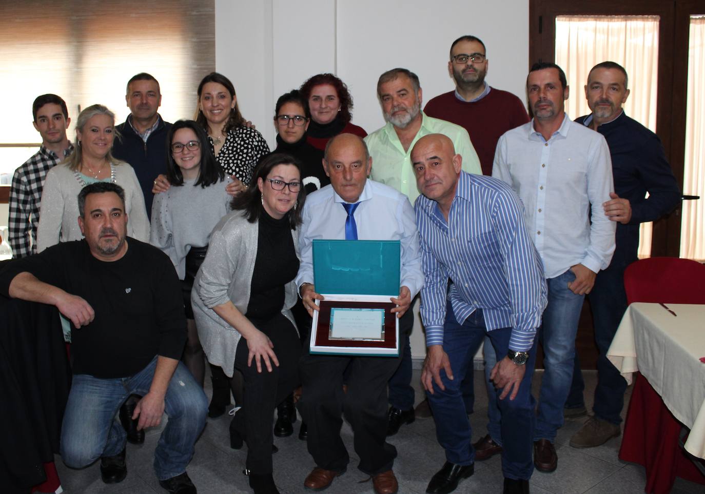 El homenajeado posa rodeado de sus compañero 