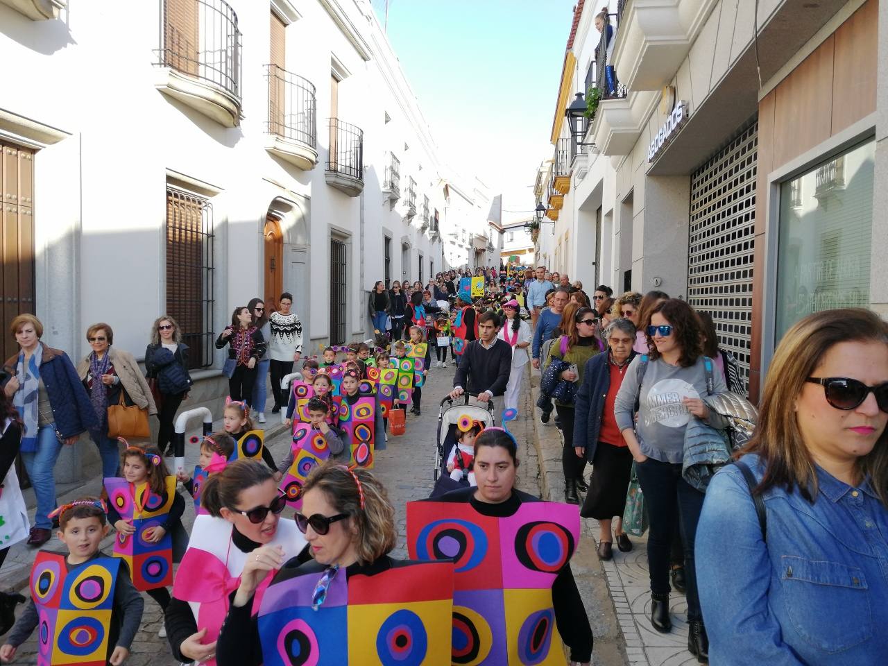 El desfile a su paso por la calle La Carrera