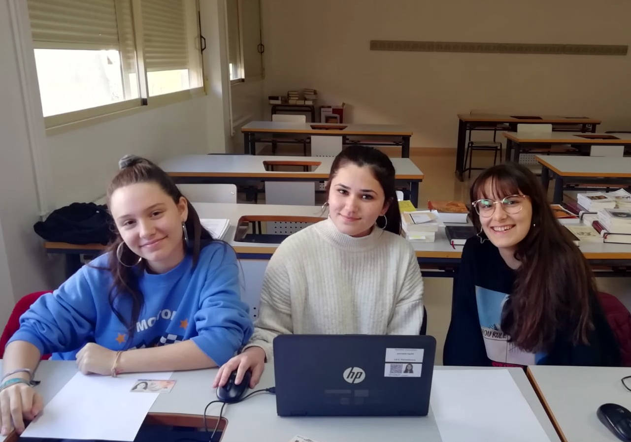 Las jóvenes estudiantes, en el Instituto