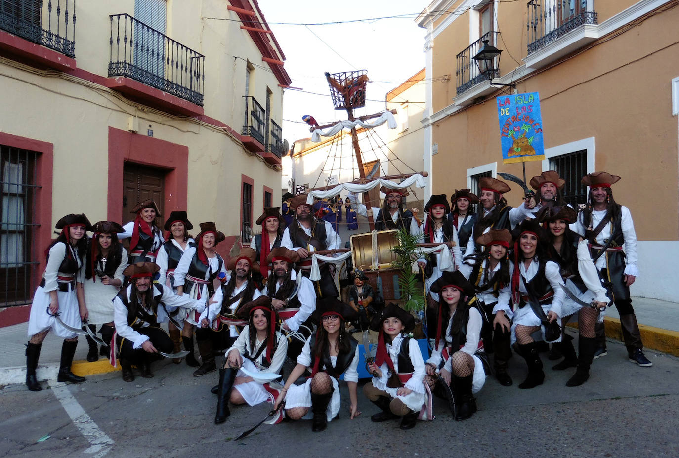 La comparsa ganadora, a su llegada a la Plaza del Ayuntamiento