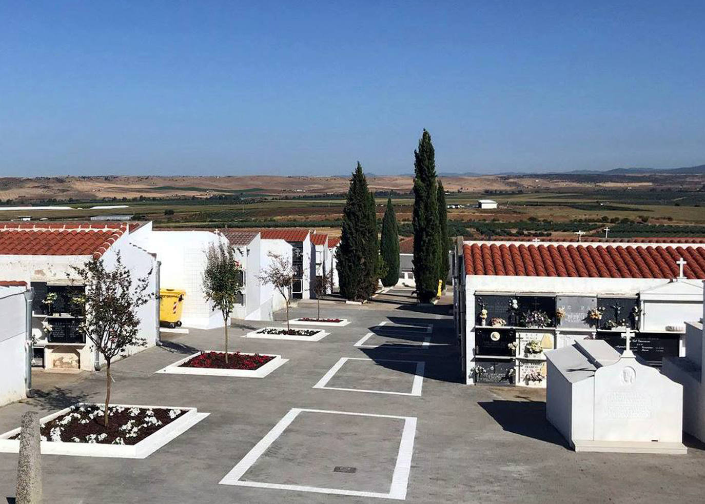 Sanidad prohíbe los velatorios y reduce a tres personas la asistencia a entierros
