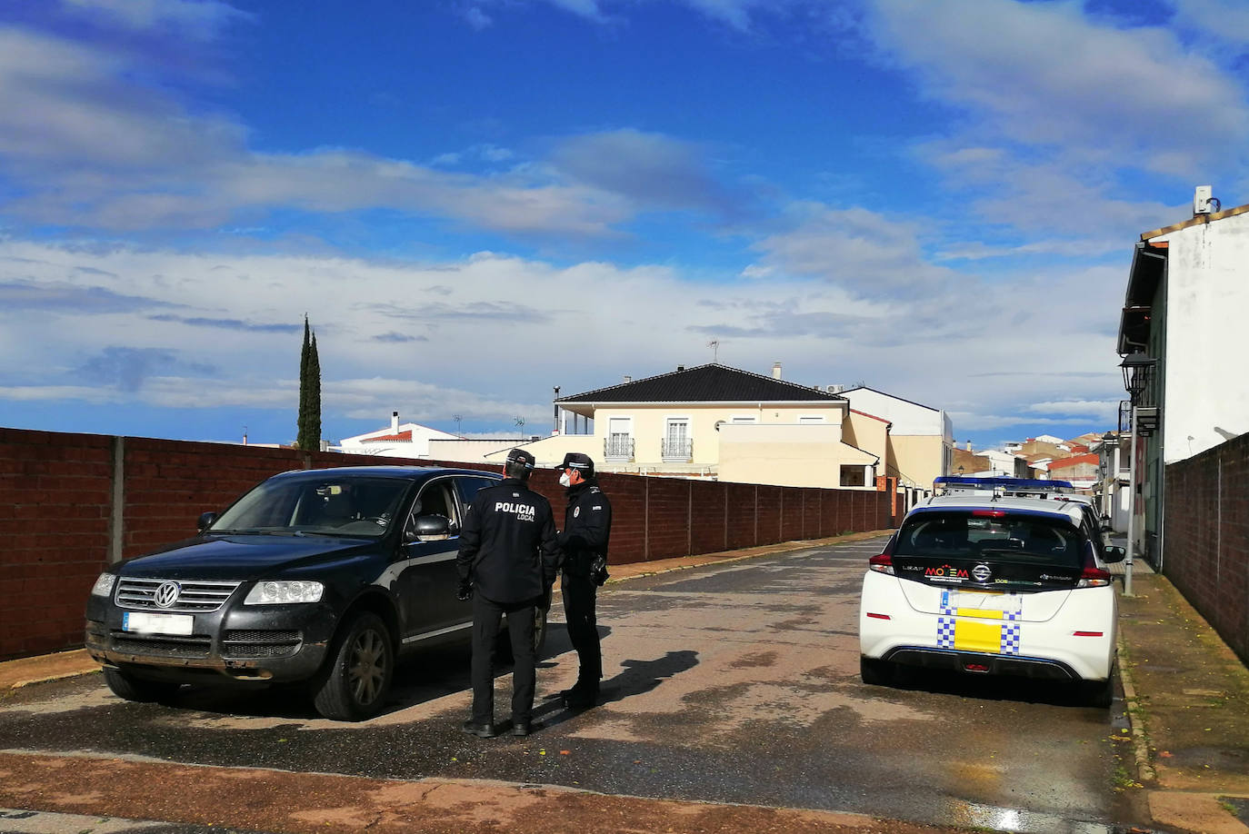 Los agentes, en uno de los controles establecidos.