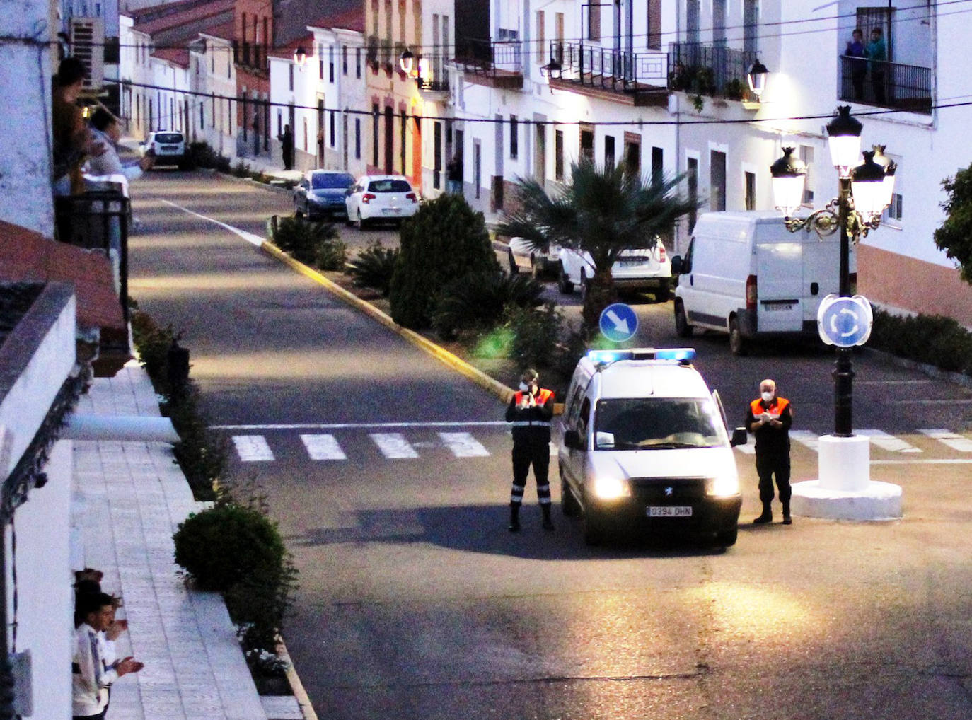 Voluntarios de Protección Civil reciben los aplausos de los vecinos