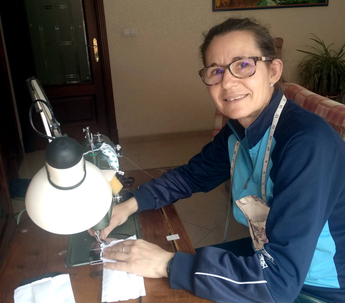 Una de las voluntarias en el taller de su casa