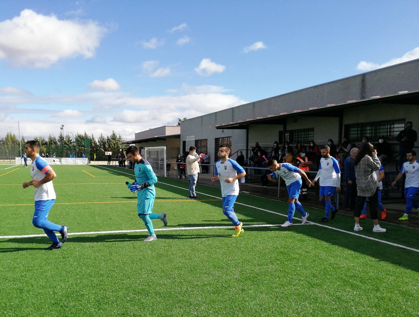 Los jugadores del CD Zarceño saltan al terreno de juego