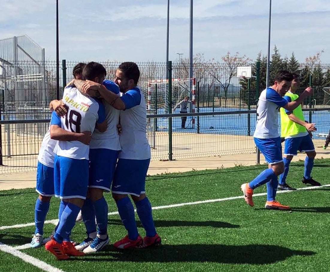Celebración de un gol la temporada pasada ante el Don Álvaro